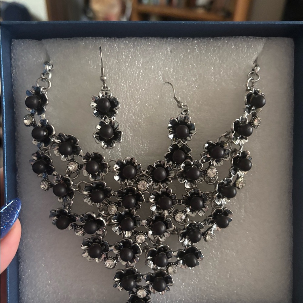Elegant Black and Silver Floral Jewelry Set